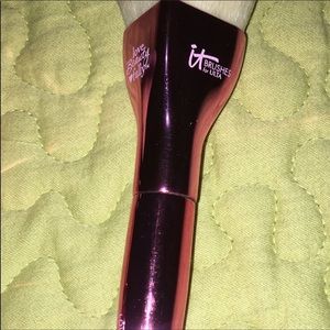 IT COSMETICS LOVE IS THE FOUNDATION BRUSH